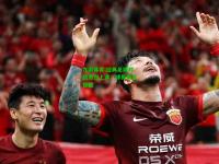 九游体育:经典足球对战激烈上演，球员技艺惊艳