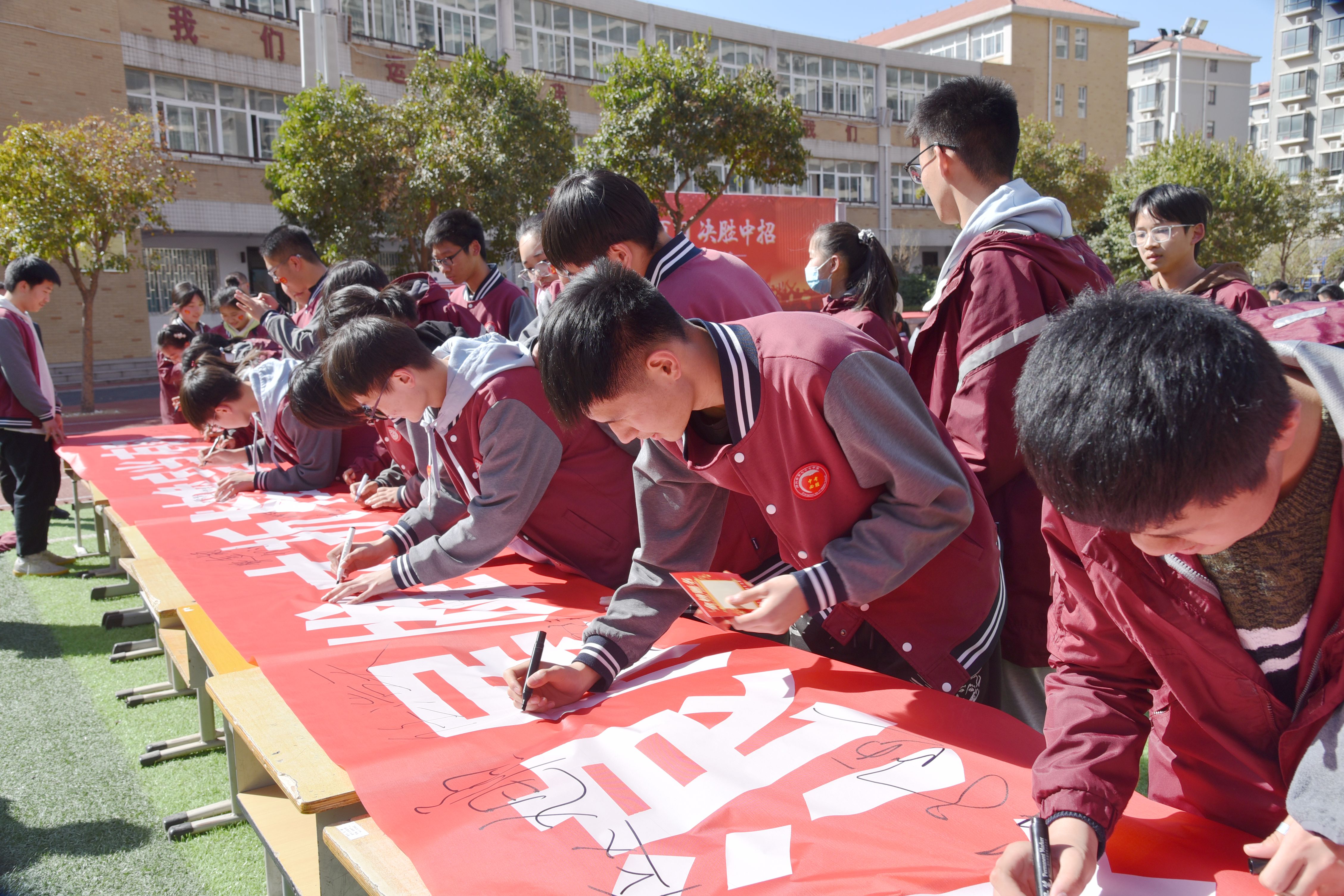 比赛场上球员斗志昂扬，冲刺向前